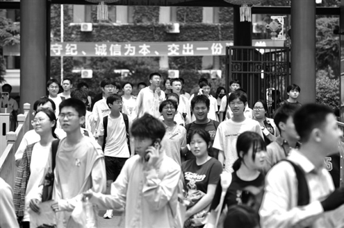 6月7日,在山东省实验中学考点,考生有序走出考场 记者 赵天羿 摄